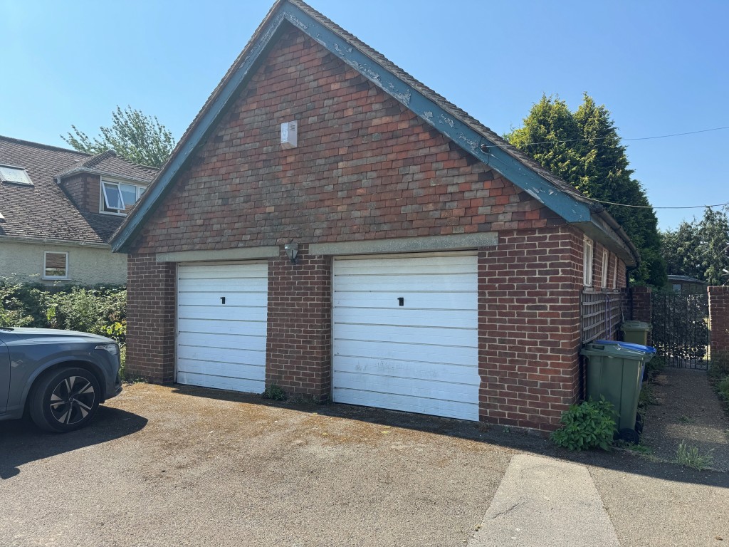 Lot: 167 - DETACHED FOUR-BEDROOM HOUSE - RESIDENTIAL INVESTMENT - Detached double garage